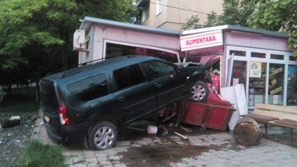 Un şofer din capitală s-a pomenit cu mașina într-un magazin alimentar