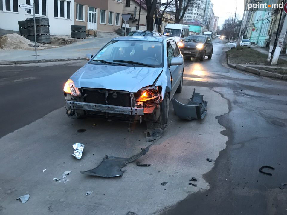 В центре Кишинева столкнулись три автомобиля