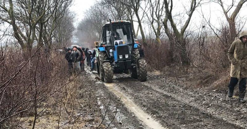Чтобы проводить родных в последний путь, в одном из сел используют сельхозтехнику