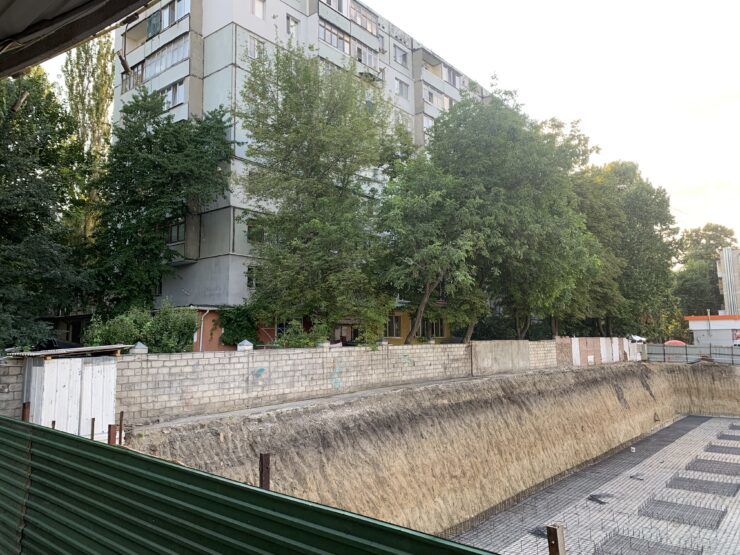 Жильцы дома на Ботанике обеспокоены строительством торгового центра вместо рынка