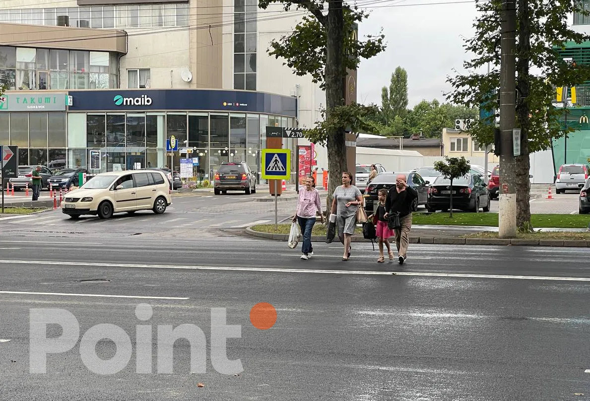 В Кишиневе убрали пешеходный переход, но люди по привычке переходят проезжую часть