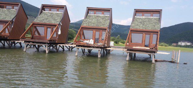 În România se deschide prima staţiune exotică: Sat plutitor deasupra Dunării, cu piscine, restaurante și port