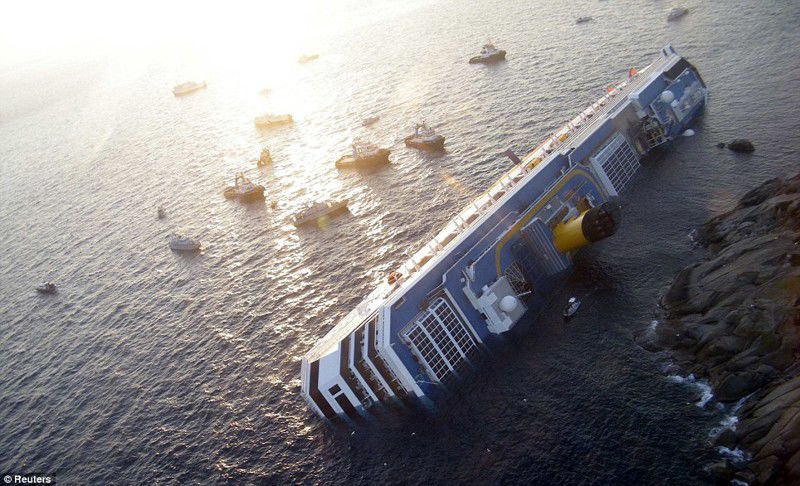Фотограф пробрался на заброшенный лайнер Costa Concordia