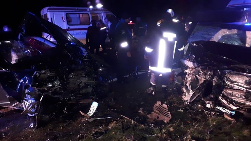 Спасатели освободили 4 человек, которых зажало в поврежденных в ДТП авто