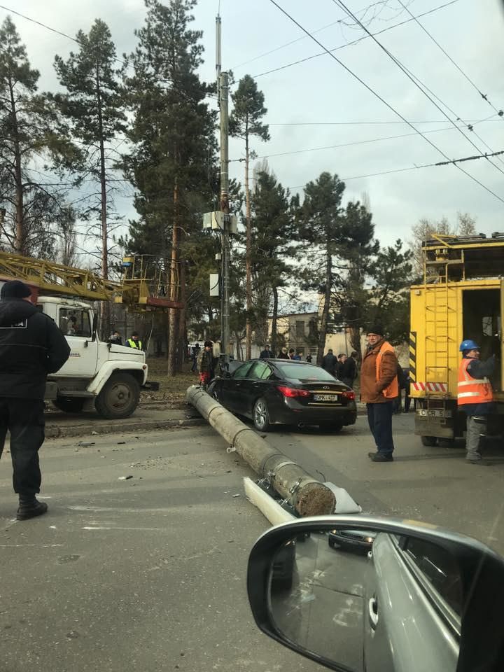 Водитель Infinity повалил столб на Телецентре в результате ДТП