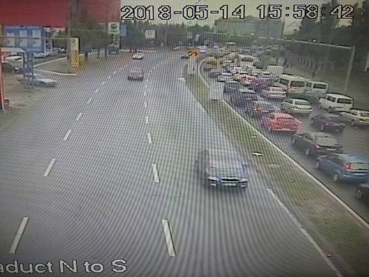 На виадуке образовалась пробка