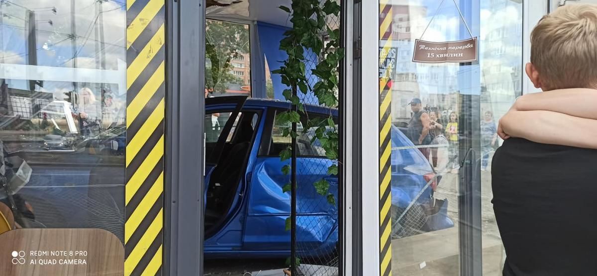 В Киеве автомобиль въехал в кафе на остановке общественного транспорта