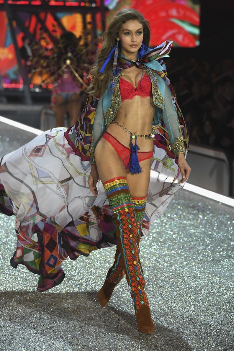 В Париже прошло ежегодное шоу Victoria's Secret