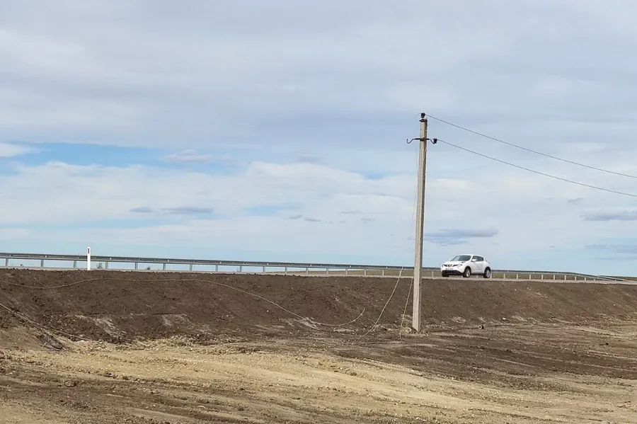 Водитель в Комрате забыл опустить кузов и порвал электропровода