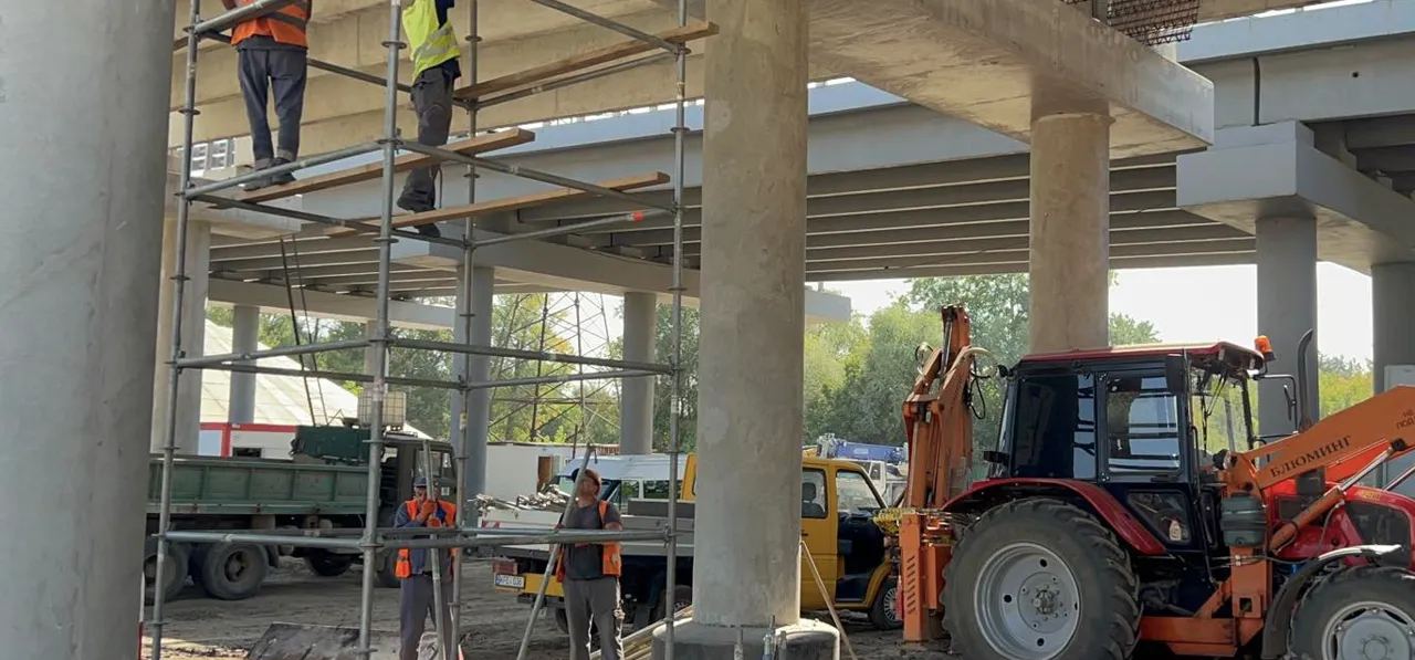 Reparația podului peste râul Bâc și a pasajului peste calea ferată de pe drumul M1 continuă