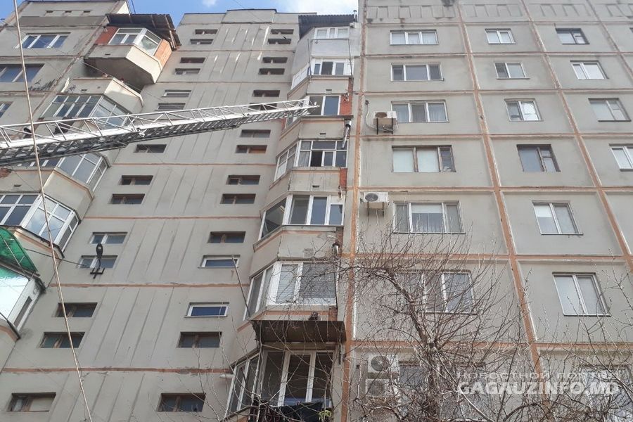 Трагедия в Комрате: 21-летний парень выпал из окна 7 этажа