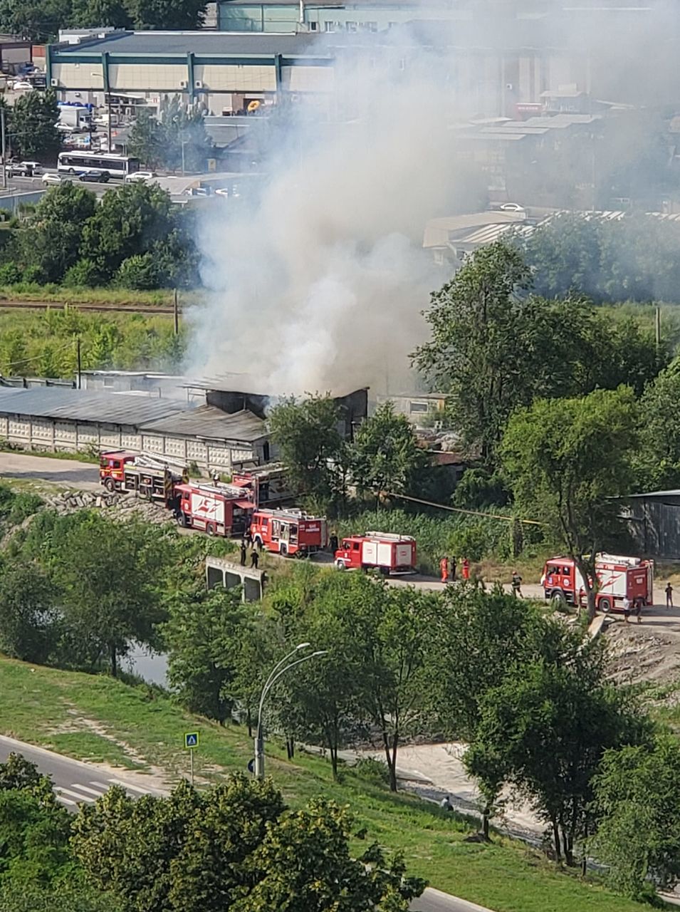 В столице произошел пожар на складе