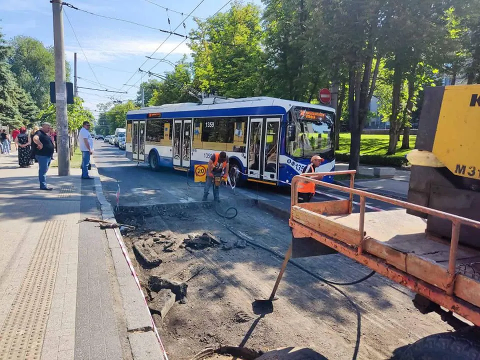 В Кишиневе продолжаются работы по укреплению дороги в районе остановок