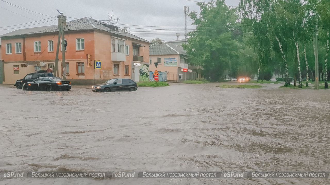 Бельцкие спасатели эвакуировали пять человек из застрявшей в воде машины