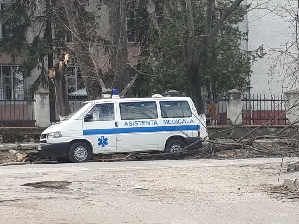 Ураганный ветер оставил без электричества 32 населенных пункта страны