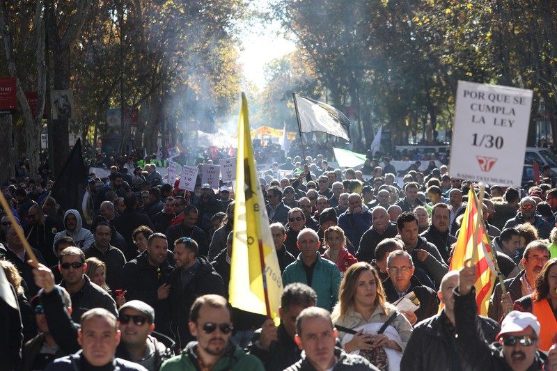 В Мадриде тысячи таксистов протестуют против Uber