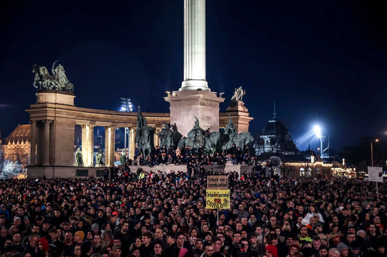 Десятки тысяч людей в Будапеште протестовали из-за реакции властей на "педофильский скандал"