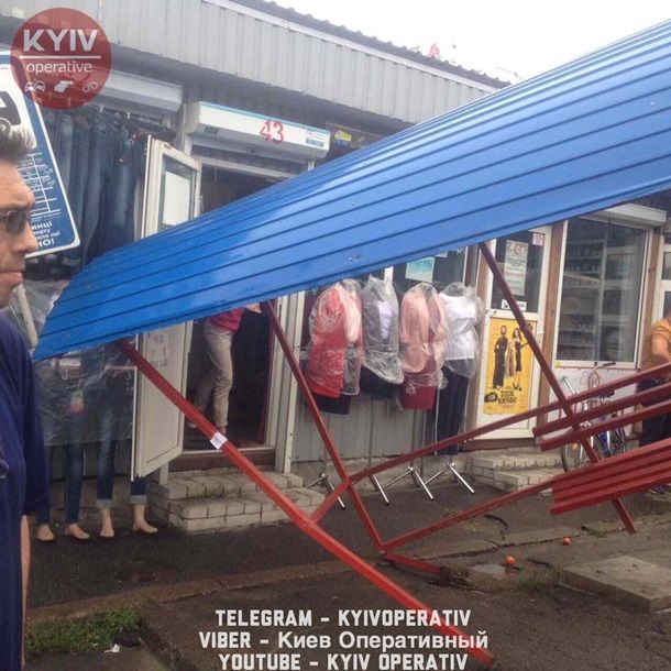 В Киеве автобус въехал в остановку, водитель cбежал