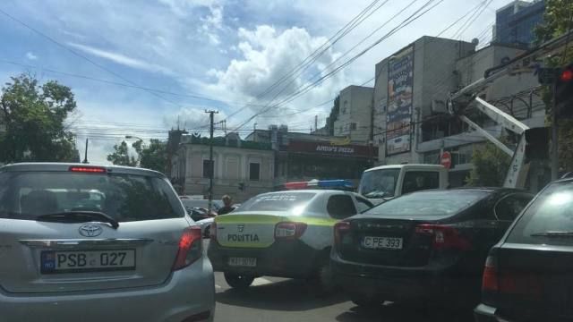 В Кишиневе полицейский автомобиль припарковали на пешеходном переходе