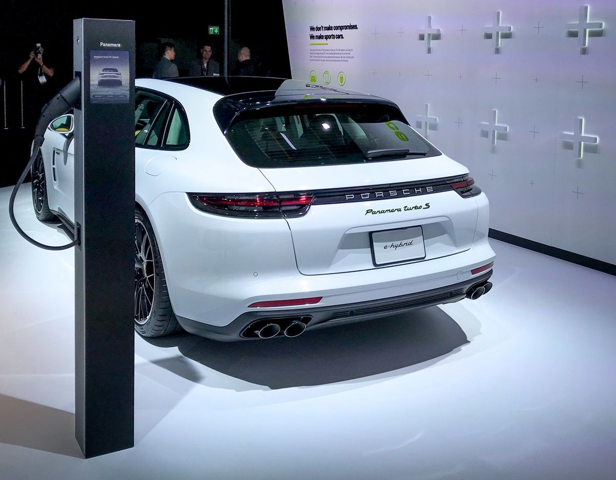 Porsche показала самый мощный универсал