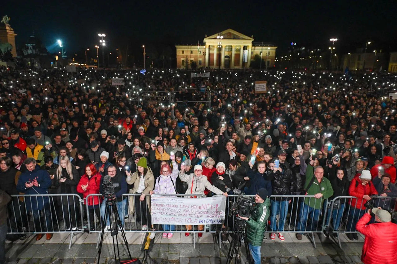 Десятки тысяч людей в Будапеште протестовали из-за реакции властей на "педофильский скандал"