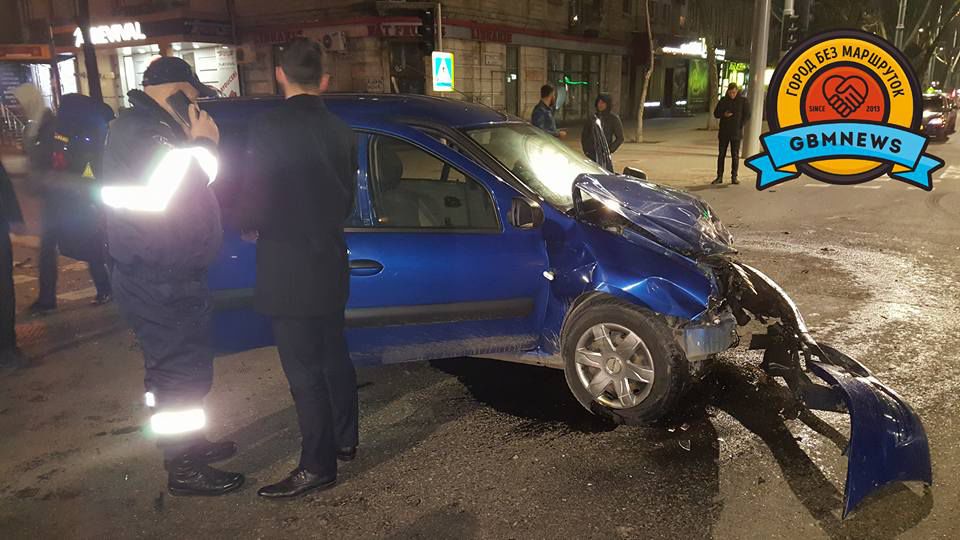 Водитель и пассажир такси серьезно пострадали в ДТП в Кишиневе