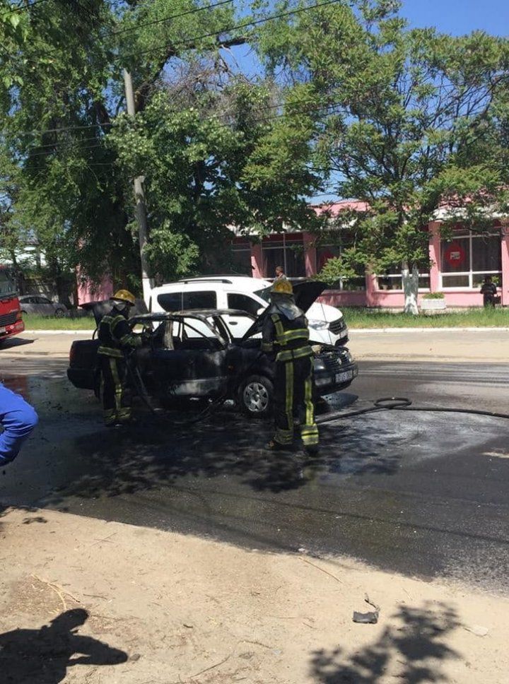 Пожарные потушили загоревшийся в столице автомобиль