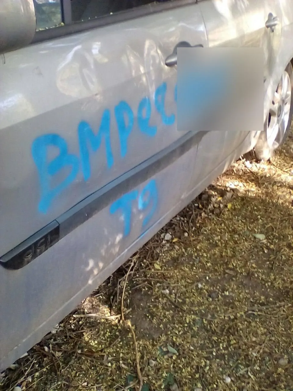 Mai multe mașini din Capitală, vandalizate: Reclame pentru magazine online de droguri