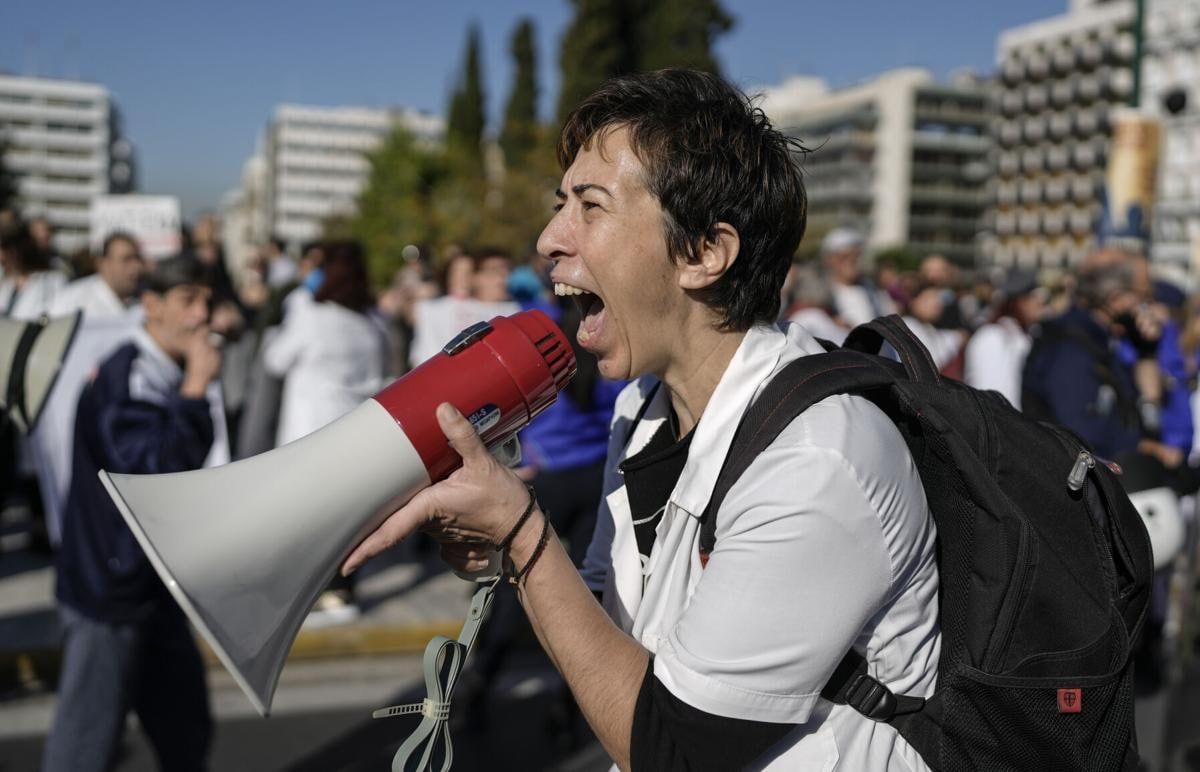 В Афинах медики и соцработников устроили митинг против обязательной вакцинации