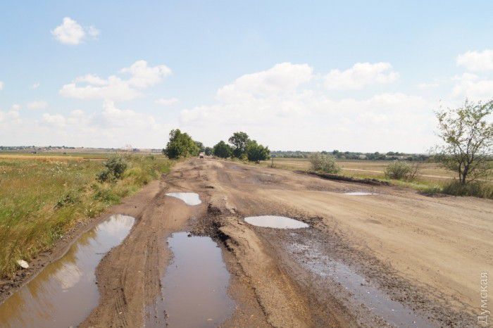 Глубина ям на дорогах Одесской области доходит до колена