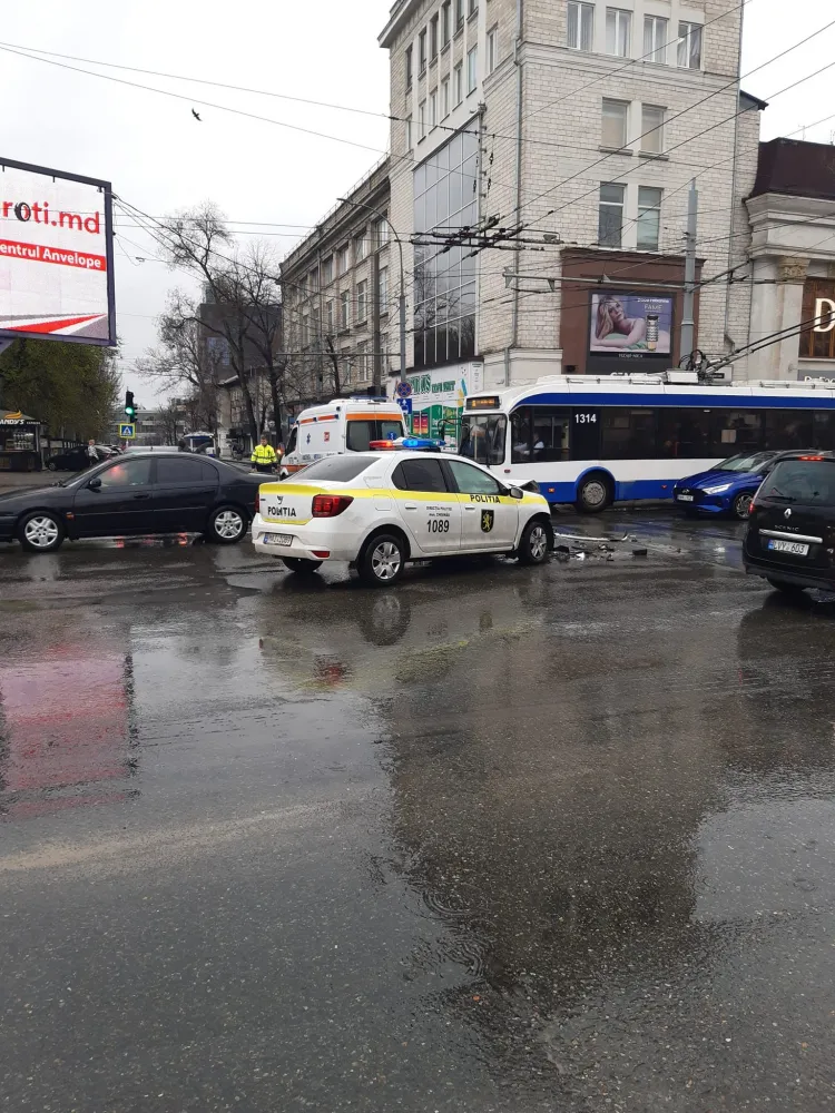 В Кишиневе произошло ДТП с участием машины полиции и скорой помощи