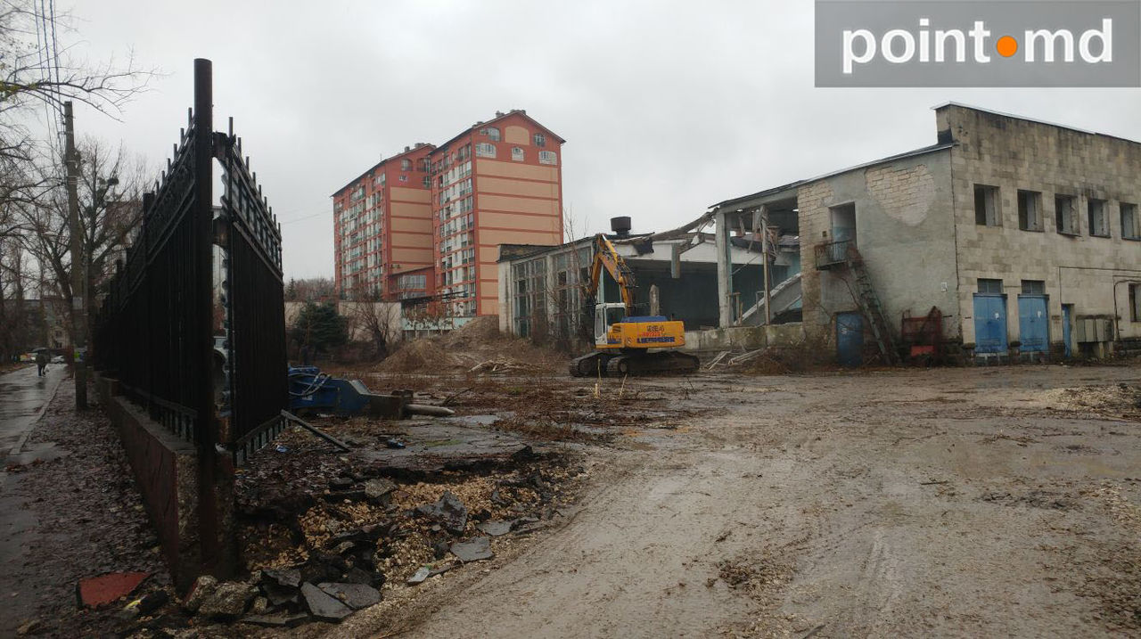 На месте полуразрушенной "Юности" началось строительство
