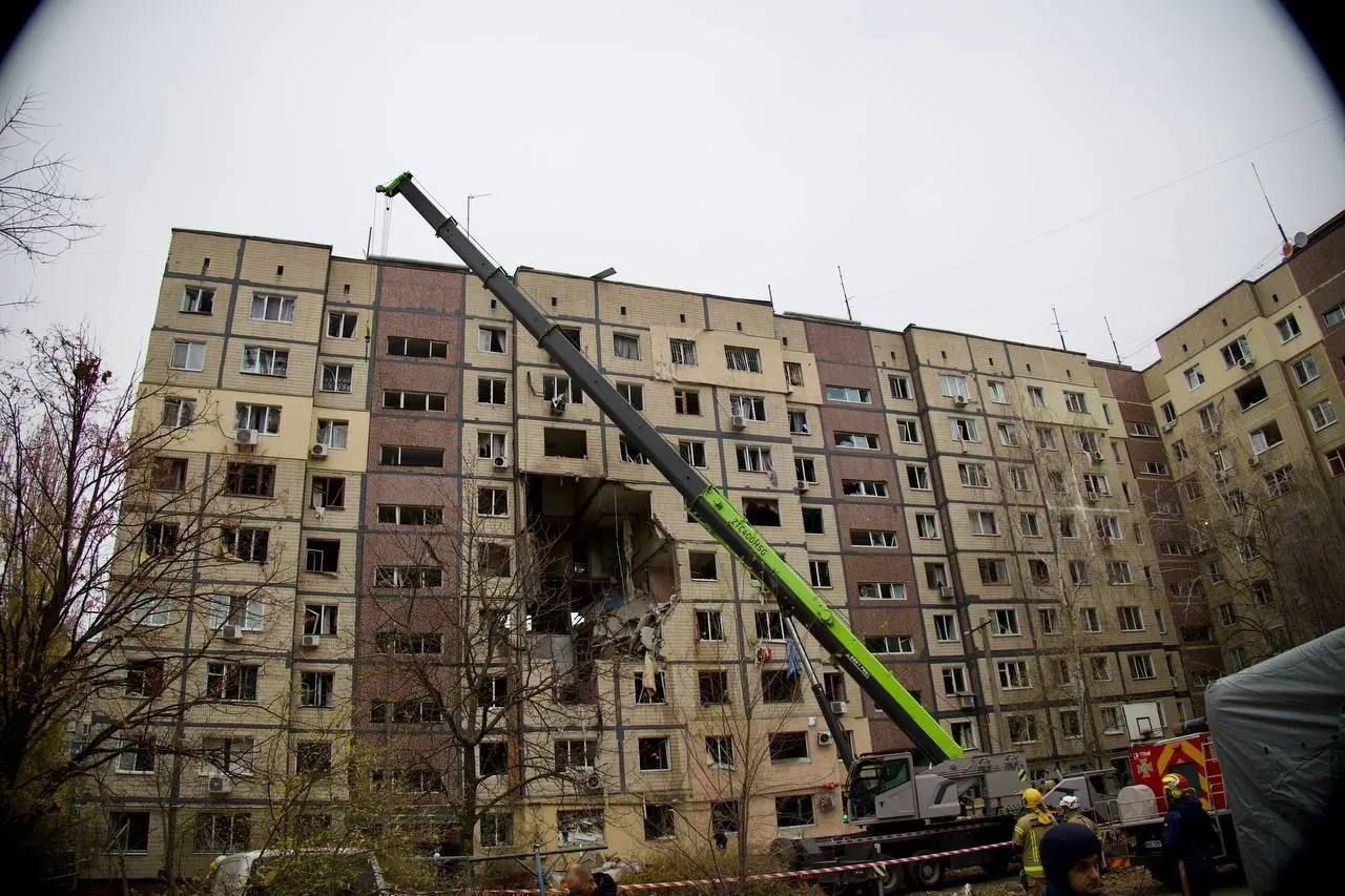 В Днепре БПЛА попал в жилой дом: есть погибший и раненые, в том числе дети