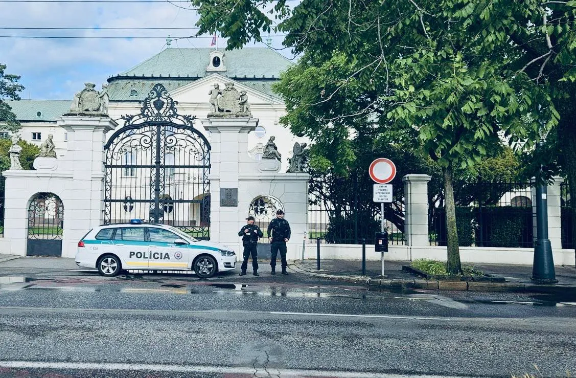 Словакия усилила охрану общественных мест после покушения на Фицо