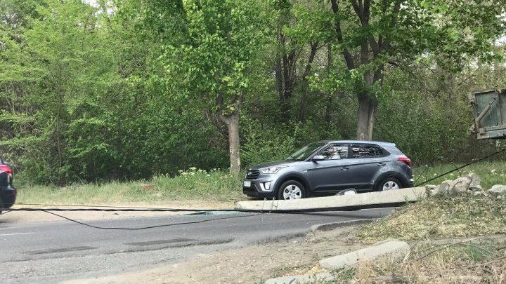 В Кишиневе рухнувший столб перекрыл дорожное движение