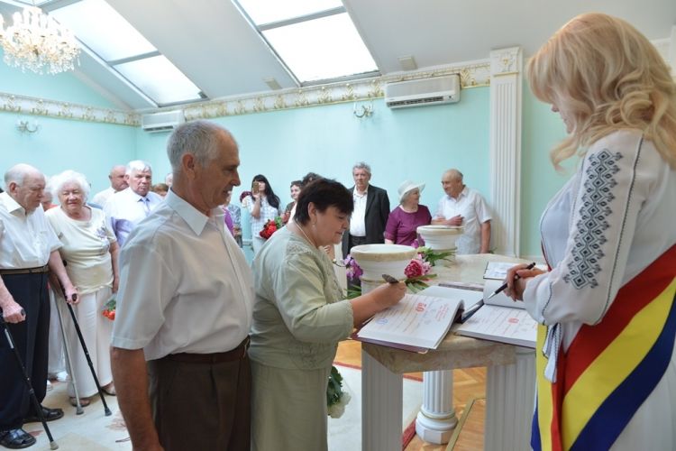 32 пары из Кишинева отметили золотую или бриллиантовую свадьбу