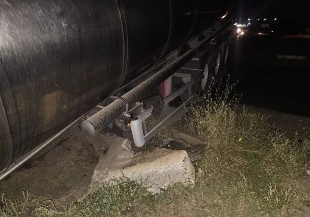 Accident lângă Bălți: O cisternă plină cu suc a ajuns în afara carosabilului