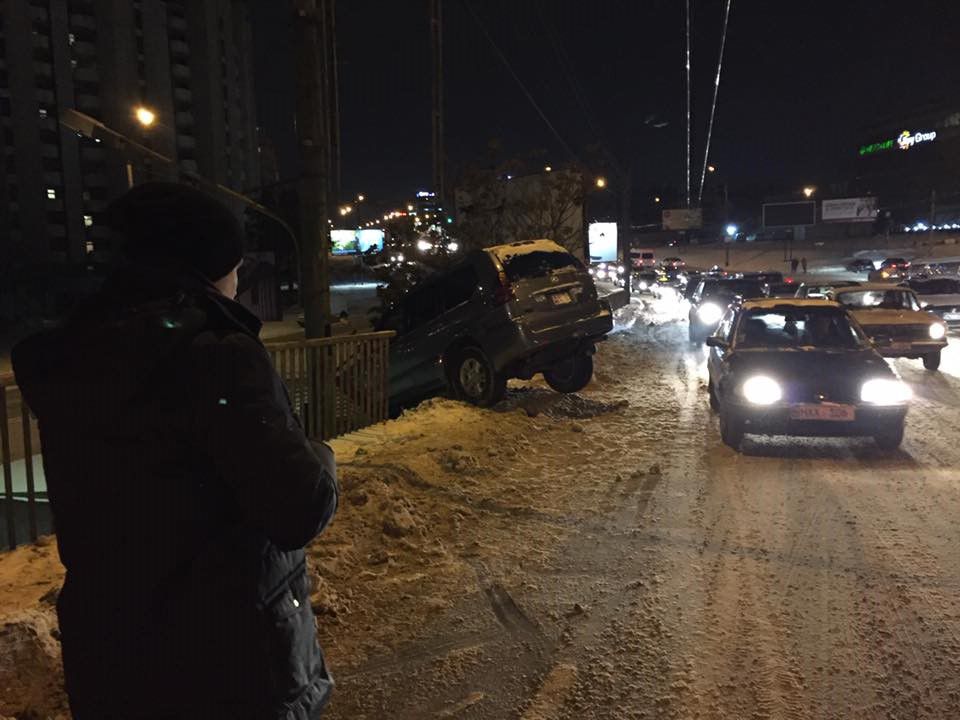 O mașină, la un pas de a cădea de pe podul străzii Ismail