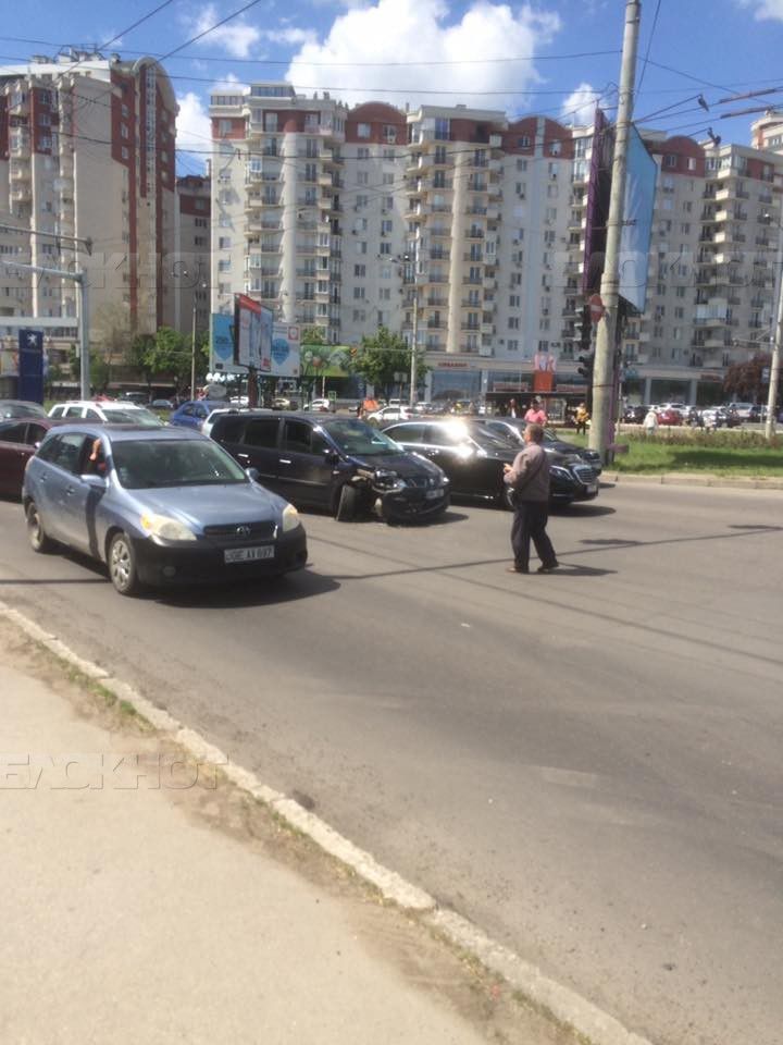 На Виадуке из-за аварии образовалась пробка