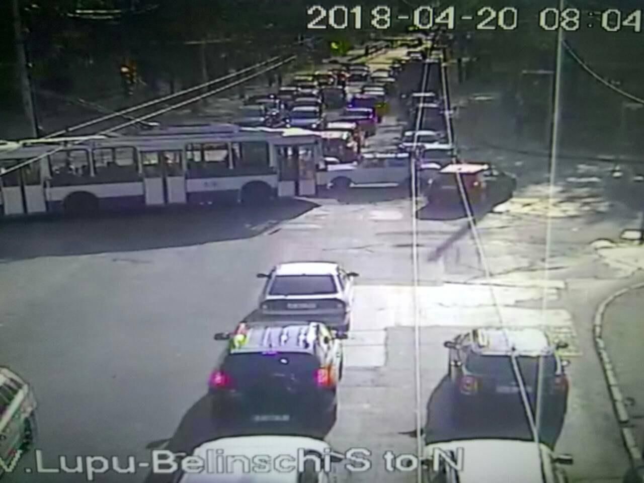 Служба InfoTrafic рекомендует водителям избегать некоторых улиц Кишинева