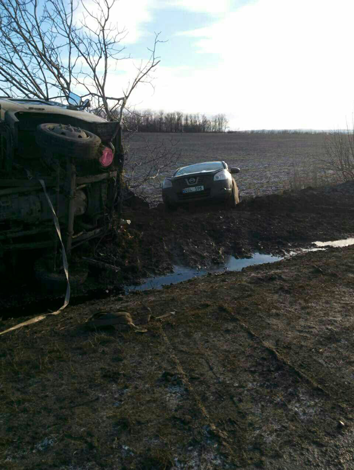 Accident în lanț la Fălești. Un camion s-a răsturnat într-un șanț
