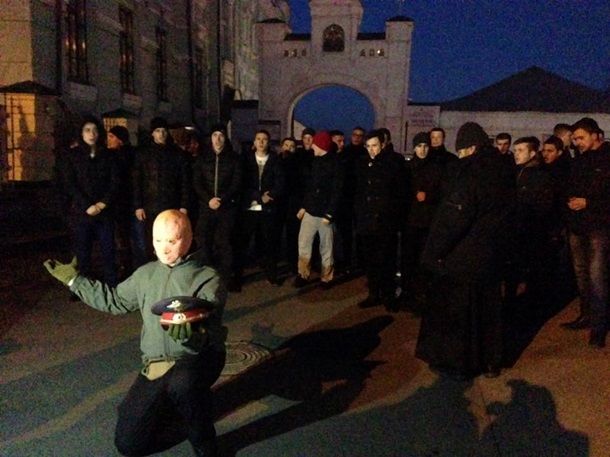 На Украине националисты заблокировали Киево-Печерскую Лавру