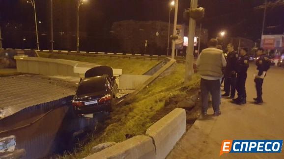 В Киеве на крышу киоска упал автомобиль