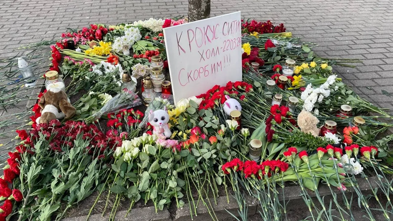 В Латвии полиция не пустила скорбящих с цветами к посольству России