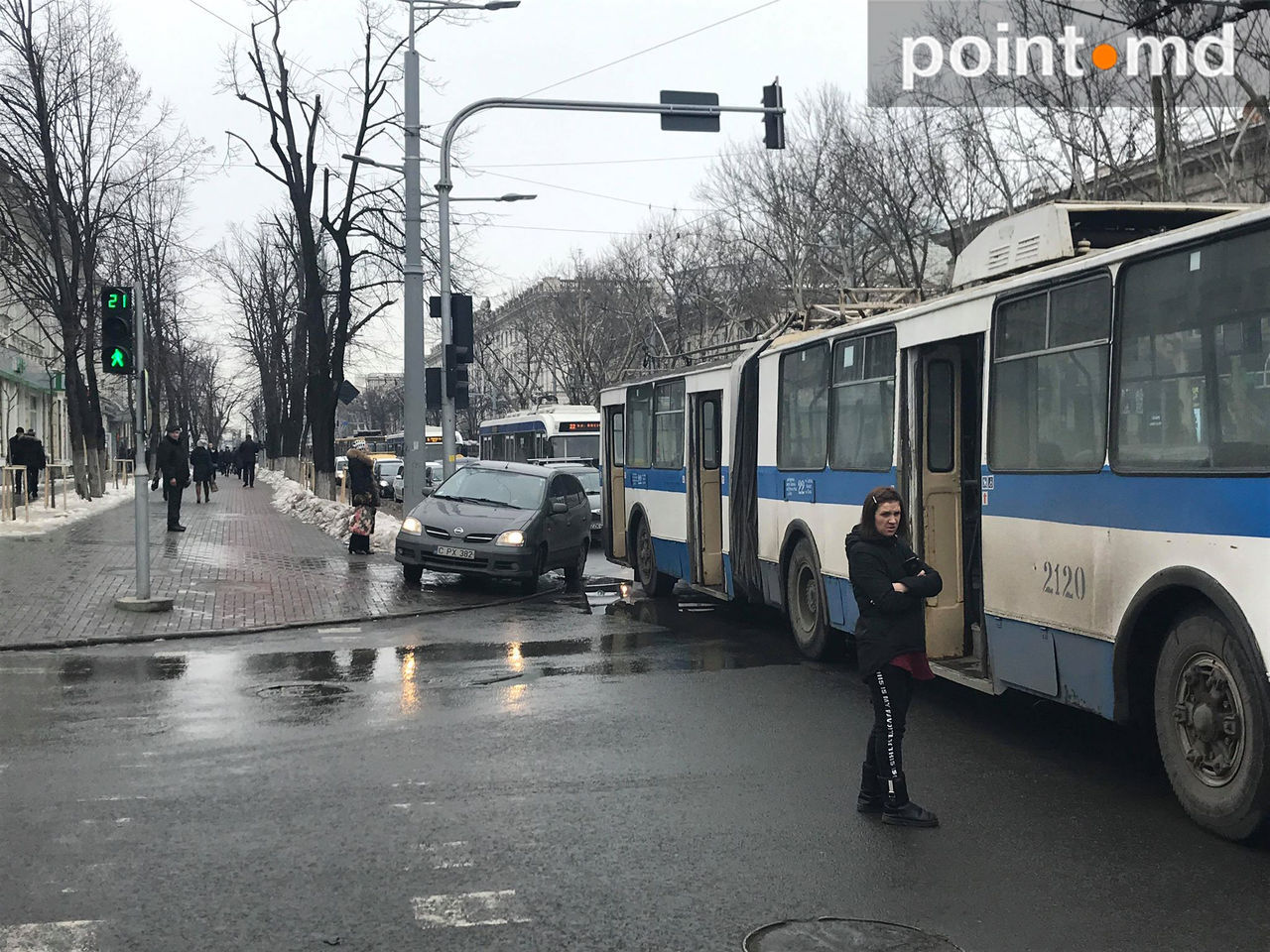 Un troleibuz și o mașină de taxi s-au ciocnit în centrul Capitalei