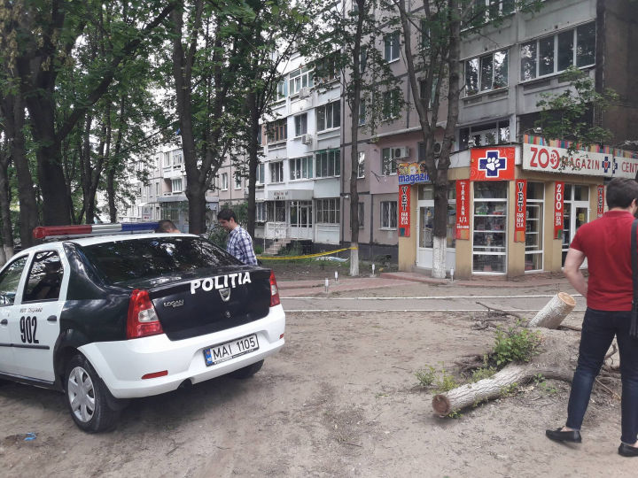 Tragedia zilei: Un tânăr s-a aruncat de la etajul șase al unui bloc din Capitală