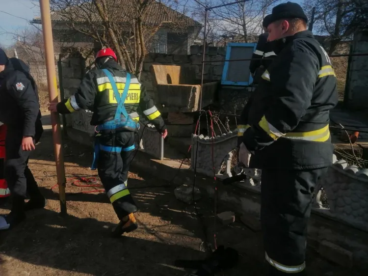 В Резинском районе женщина упала в колодец: ее достали спасатели