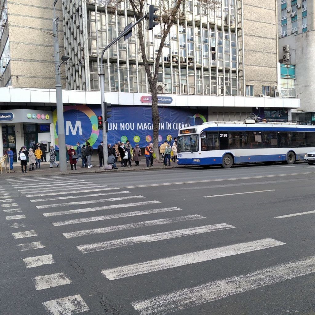 В центре Кишинева троллейбус сбил мужчину