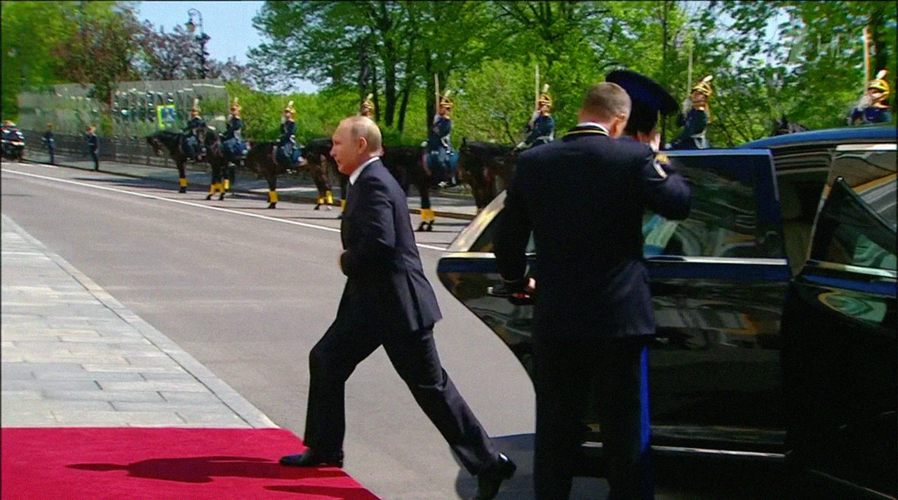 Путин прибыл на инаугурацию на новом автомобиле из проекта «Кортеж»