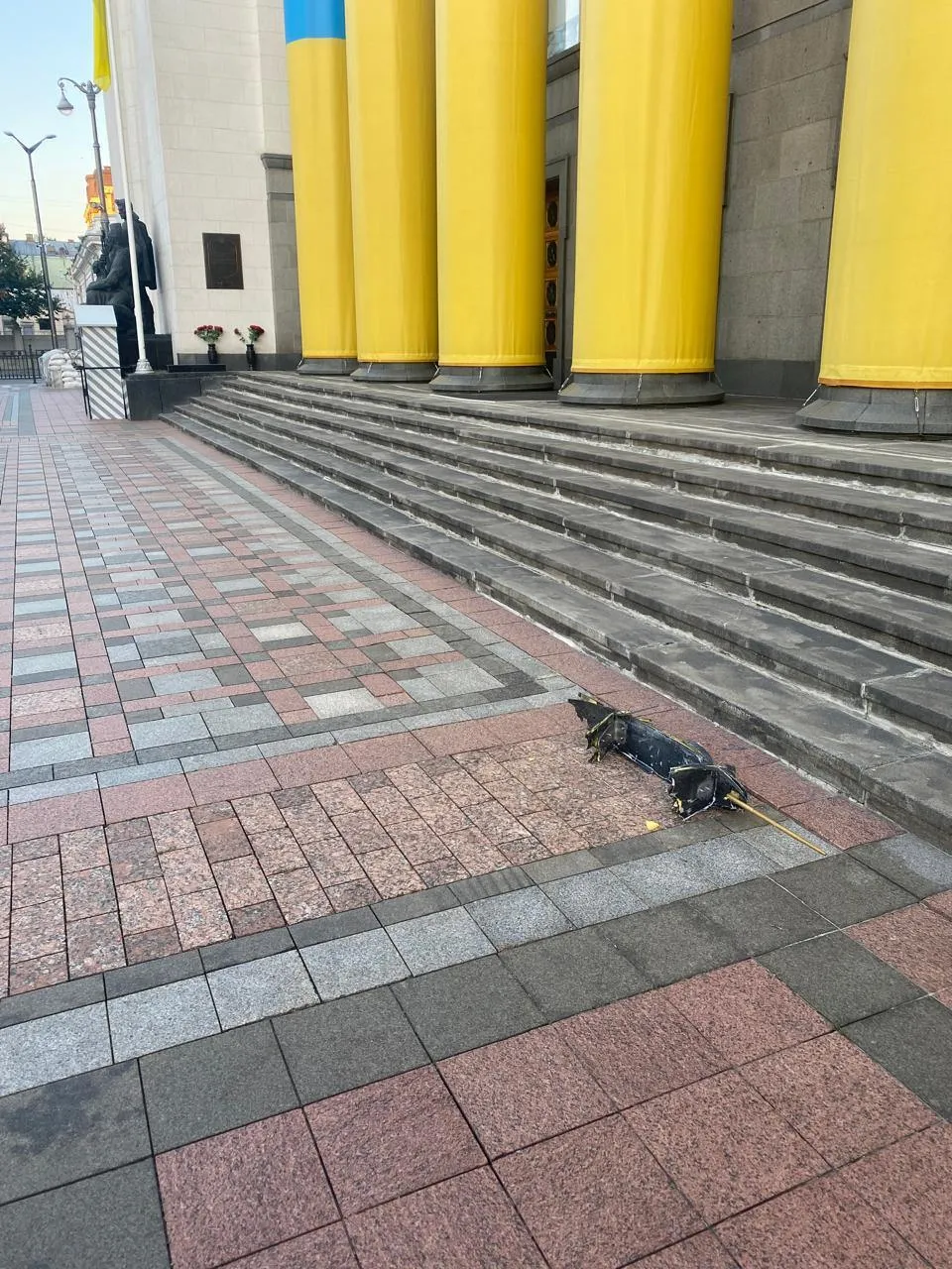 У здания Верховной рады Украины нашли обломки дрона